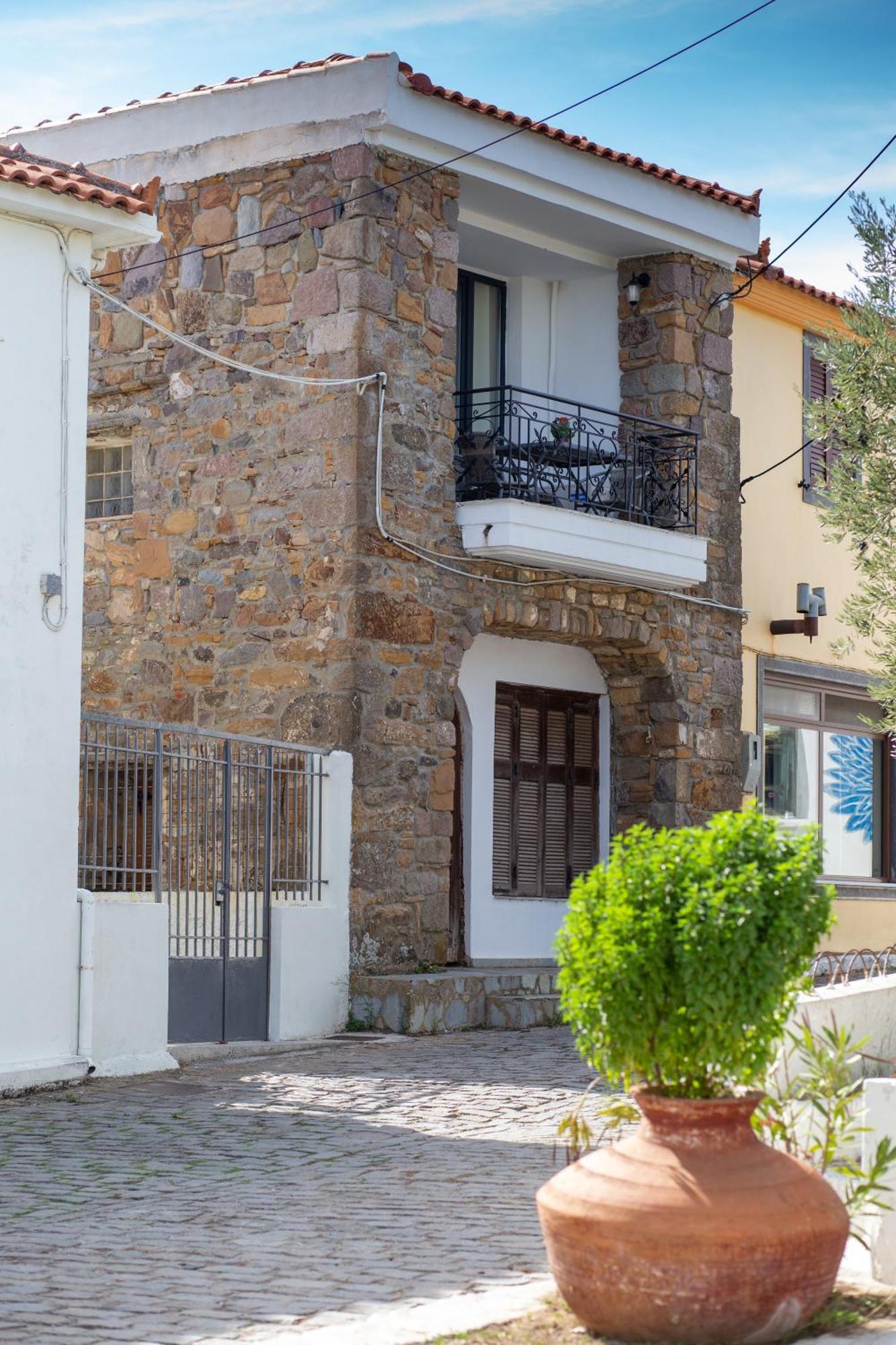 Traditional Stone House Apartment Moudhros Exterior photo